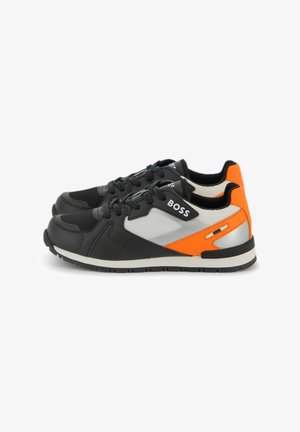 Chaussures de sport noires et orange avec un design texturé, des accents en mailles et une semelle extérieure blanche. La marque "BOSS" est visible sur le côté.
