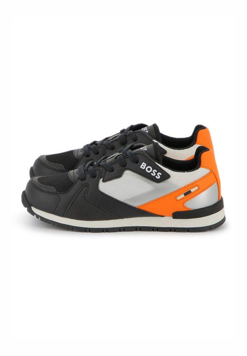 Chaussures de sport noires et orange avec un design texturé, des accents en mailles et une semelle extérieure blanche. La marque "BOSS" est visible sur le côté.