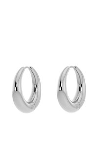 Pendientes de aro de plata con un diseño suave y curvado, que presentan un acabado pulido y un mecanismo de cierre sin costuras.