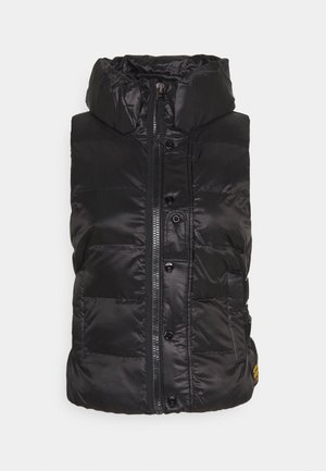 Veste sans manches matelassée noire avec col montant, fermeture éclair à l'avant et boutons-pression, ainsi que des poches latérales sur un fond uni.
