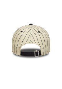Beige baseball cap med vertikale svarte pinstriper, justerbar stropp bak, og en jevn teksturfinish.