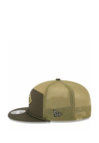 Olivgrüner Hut mit Netzrücken und solidem Vorderteil. Verfügt über einen gebogenen Schirm, bestickte Abzeichen und ein Logo an der Seite. Strukturierter Stoff.