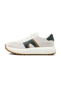 Sneaker bianco con accenti verdi e marroni, dotato di una robusta suola bianca. Il marchio "Camper" è visibile sul tallone.