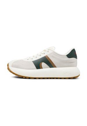 Sneaker bianco con accenti verdi e marroni, dotato di una robusta suola bianca. Il marchio "Camper" è visibile sul tallone.