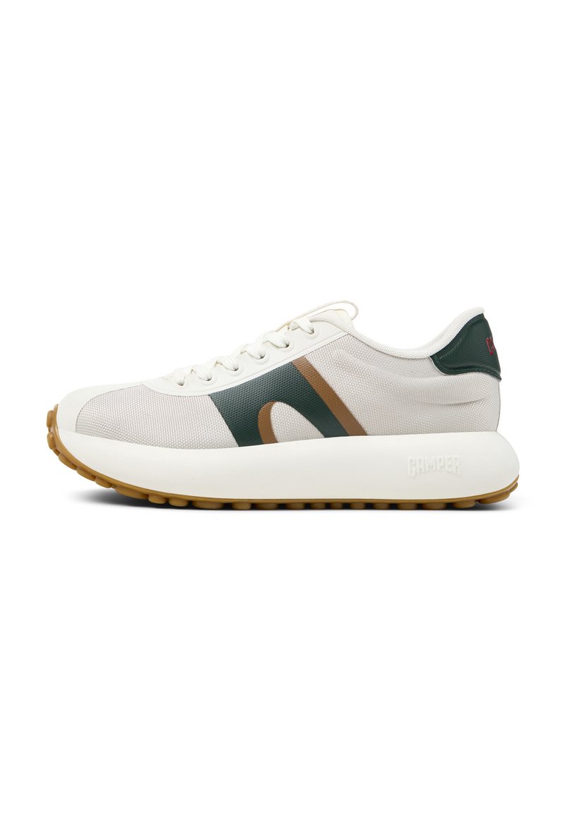 Weiße Sneaker mit grünen und braunen Akzenten, ausgestattet mit einer dicken weißen Sohle. Die Marke "Camper" ist an der Ferse sichtbar.