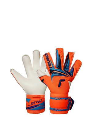 Een paar feloranje en blauwe keepershandschoenen, de ene toont de handpalm in het wit, de andere toont de achterkant met merknaam en ontwerpsdetails.
