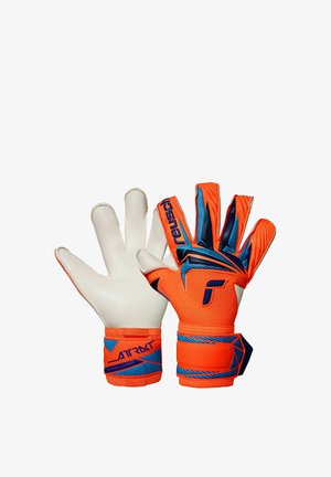 Een paar feloranje en blauwe keepershandschoenen, de ene toont de handpalm in het wit, de andere toont de achterkant met merknaam en ontwerpsdetails.
