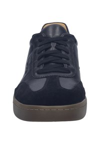 Mustat nahka- ja mokkanahkakengät pyöreällä varpaalla, nauhakiinnityksellä ja ruskealla kumipohjalla. Ylhäällä on ommeltuja yksityiskohtia.