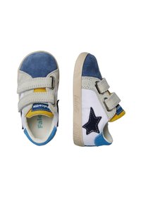 Baskets Velcro en bleu, gris et blanc. Elles présentent un patch étoile, des accents en daim et une semelle en caoutchouc texturé. Design décontracté et léger.
