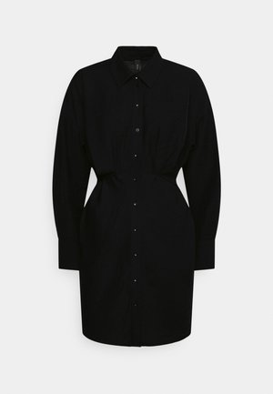 Zwarte lange mouwen overhemdjurk met kraag, knoopsluiting aan de voorkant, getailleerde taille en een zoom tot halverwege de dij, op een effen lichte achtergrond.