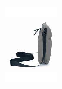 Borsa a tracolla grigia con pattina testurizzata, design arricciato e tracolla nera. Il materiale sembra resistente, adatto per un uso quotidiano.