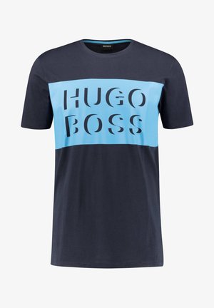 Lyhythihainen T-paita laivastonsinisessä ja vaaleansinisessä. Edessä mustista kirjaimista tehdyt leikatut sanat "HUGO BOSS". Sileä puuvillakangas. Pyöreä pääntie.