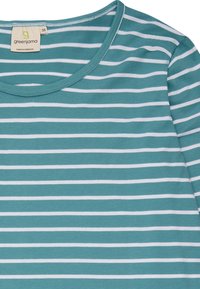 T-shirt azzurro con strisce bianche orizzontali, scollatura tonda, maniche corte e un'etichetta con la scritta "greenjama" di taglia 38. Materiale in cotone morbido.