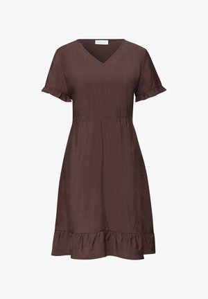 Vestido marrón con escote en V, mangas cortas con volantes y bajo con volantes, con una tela ligeramente texturizada y cintura ajustada.