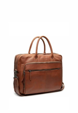 Braune Lederaktentasche mit zwei Griffen, einer vorderen Reißverschlusstasche und einem abnehmbaren Schultergurt auf weißem Hintergrund.