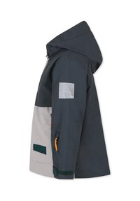 Hættejakke med en mørk navy overdel, lys grå nederste del, markante lynlåse, tekstureret ærmepatch og justerbare manchetter.