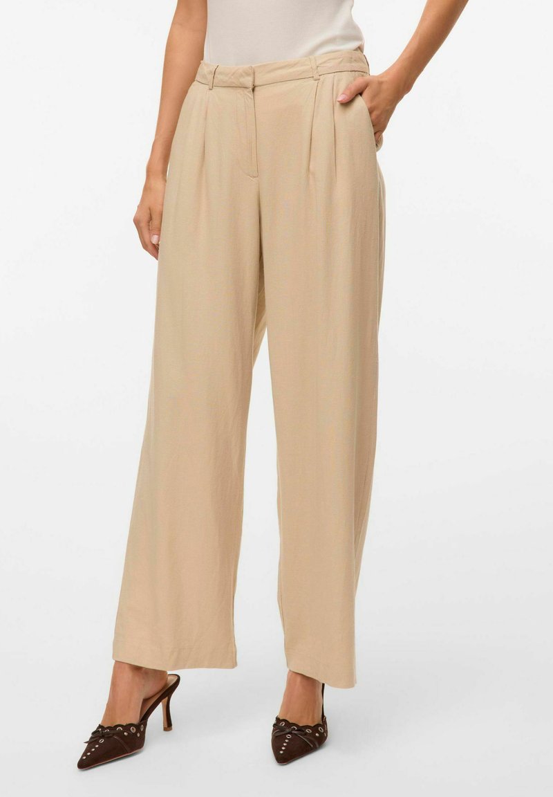 Beige wijde broek van lichtgewicht stof met een hoge taille, frontplooien en een gladde textuur.
