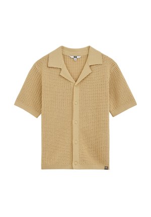 Chemise beige à manches courtes en maille à tissage ouvert, boutonnée à l'avant, col camp, et poignets côtelés, présentée sur fond blanc.