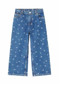 Jeans in denim con una vestibilità a gamba larga, di colore azzurro chiaro, con un motivo di fiori di ciliegio bianchi su tutta la superficie. Presentano tasche frontali e chiusura con bottone davanti.