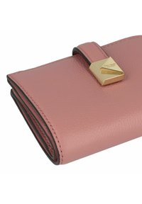 Cartera de cuero rosa con un acabado texturizado, que presenta un cierre geométrico en tono dorado y un ribete oscuro en contraste a lo largo de los bordes.
