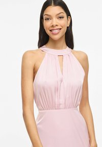 Rožinė suknelė su nešiotu kaklu, puošta apykaklės kišenės detalėmis, pagaminta iš lygaus audinio su klostuotais akcentais ir prigludusiu liemeniu.