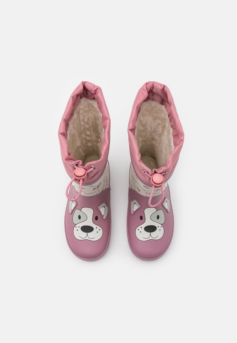 Bottes d'hiver pour enfants roses avec des motifs de visage de chien sur les orteils, doublure beige en peluche et cordons réglables en haut.