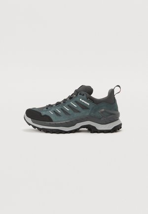 Sapatos de exterior para homens, superiores em camurça e malha cinza-azulada, capô de bico em borracha preta, sola cinza com padrão de tração e alça traseira.