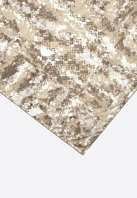 Tela de camuflaje en tonos beige y marrón, con un patrón pixelado de tonalidades variadas y una textura suave.