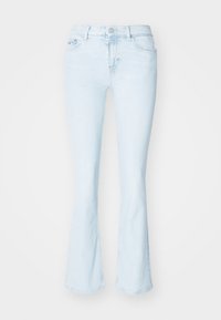 Pantalones de mezclilla de campana en un azul claro, con una cintura de altura media, bolsillos frontales y una textura suave con sutiles detalles de costura.