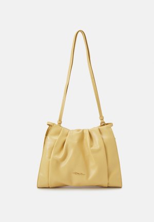 Bolso de hombro de cuero amarillo suave con detalles recogidos, correa delgada ajustable y pequeño logo dorado en el centro delantero.