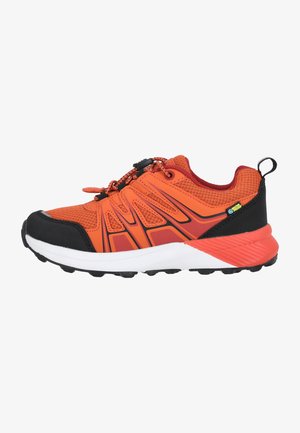Chaussure de sport orange avec dessus en mesh et synthétique, semelle en caoutchouc noir, accents décoratifs, et un système de laçage sécurisé. Dispose d'une boucle au talon.