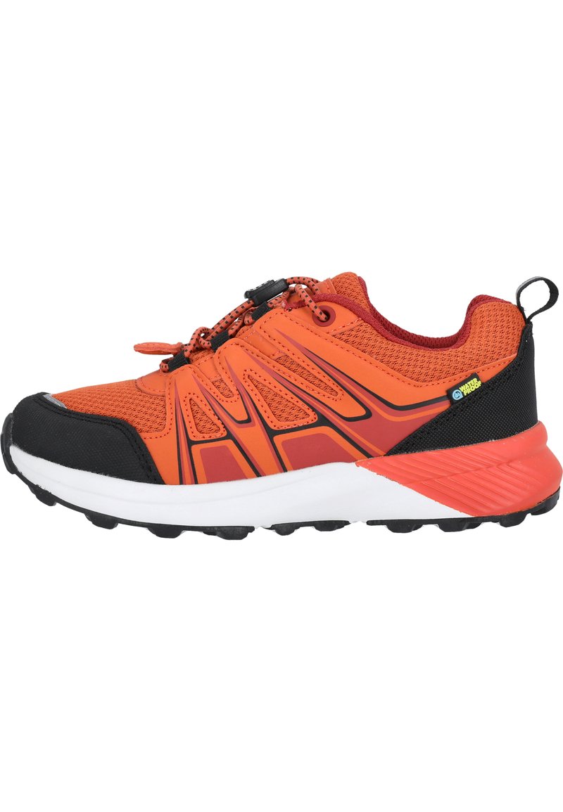 Orange träningsskor med överdel i mesh och syntetmaterial, svart gummisula, mönstrade accenter och ett säkert snörsystem. Innehåller en hälöglan.