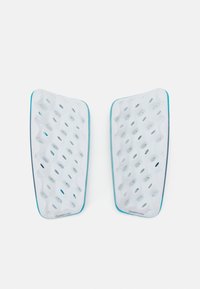 Hvide knæpuder med en tekstureret overflade, der har udskæringer til ventilation og en blå kant. Ergonomisk design for komfort.