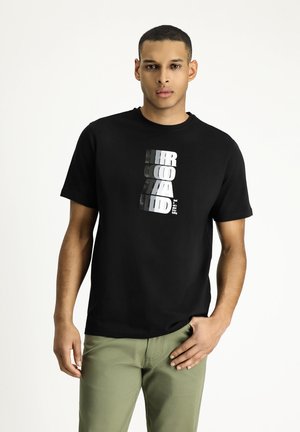 Schwarzes Baumwoll-T-Shirt mit kräftigem, übereinander gestapeltem weißen und grauen Schriftzug auf der Vorderseite. Kurze Ärmel und runder Ausschnitt.