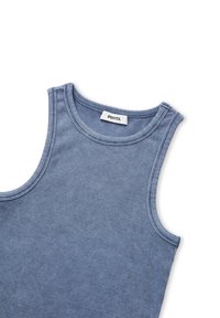 Niebieski bawełniany top na ramiączkach z prążkowaną teksturą, okrągłym dekoltem i szerokimi wycięciami na ramionach. Metka informuje "IPEKYOL."