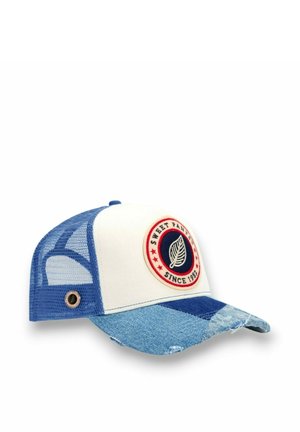 Casquette camionneur bleu et blanche avec dos en mesh, visière en patchwork denim, et écusson rond avec le logo « Sweet Pants Since 1982 » accompagné d'une feuille.