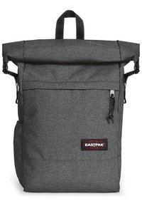 Zaino grigio a soffietto con un tessuto testurizzato, spallacci regolabili, tasca anteriore con zip e una patch nera con logo nella parte bassa anteriore.