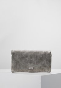 Pochette en argent métallisé avec une surface lisse et texturée, ornée d'une plaque avec le logo s.Oliver. Dotée d'une bandoulière chaîne. Forme rectangulaire.