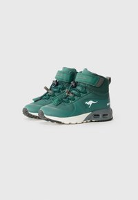 Grüne halbhohe Wanderschuhe mit strukturierter Oberseite, schwarzer Gummisohle, Schnürverschluss und Logo an der Seite.
