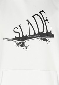 Felpa bianca con cappuccio, caratterizzata da una grafica nera di un skateboard e dalla parola "SLADE" in un carattere stilizzato, con dettagli visibili delle ruote e della tavola.