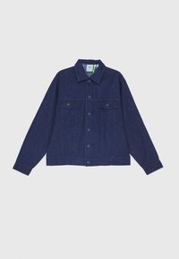 Tummansininen denimtakki, jossa on kaulus, kaksi rintataskua, edessä napitus ja pitkät hihat kalvosindetaljilla.