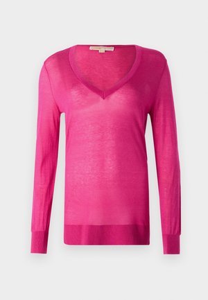 Fuksia langermet V-hals genser laget av lett, gjennomsiktig materiale. Har ribbet kant og mansjetter, med en jevn tekstur totalt sett.