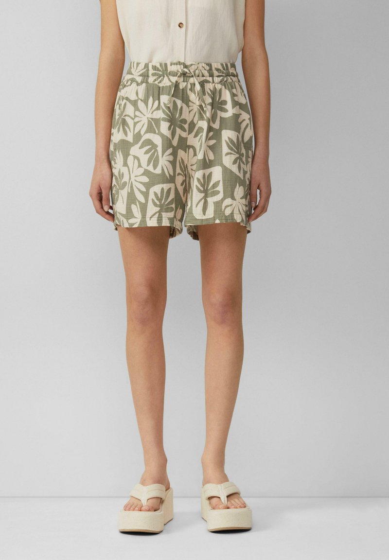 Shorts légers en mélange de lin avec une taille élastique, présentant un motif floral vert et crème et une coupe décontractée.