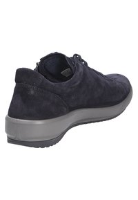 Dunkelblaue Wildleder-Sneaker mit gepolsterter Kragen, grauer Gummisohle und strukturierten Details. Verfügt über ein Schnürsystem für einen sicheren Sitz.