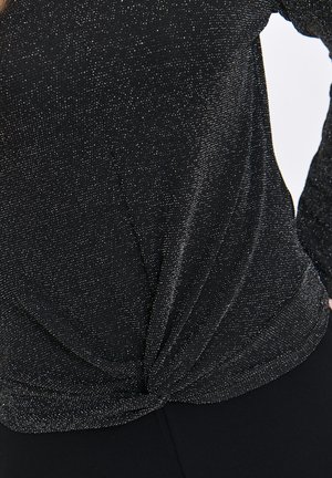 Czarny top z miękkiego, błyszczącego materiału; posiada skręcone detale w talii, gładką fakturę oraz subtelne metaliczne akcenty.
