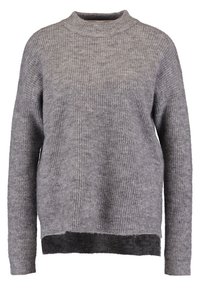 Pull gris en maille côtelée avec manches longues et col montant, présentant un ourlet arrière légèrement plus long.