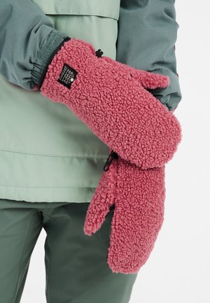 Moufles en polaire rose, avec une surface douce et texturée et un détail de logo noir, associées à une veste verte et un pantalon.