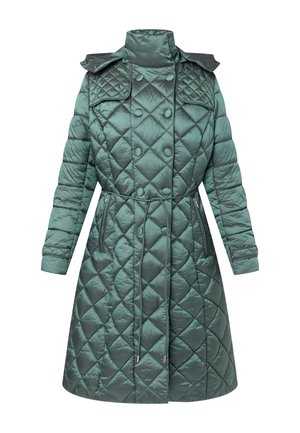 Manteau matelassé en vert foncé avec un col haut, un devant à double bouton et des poches zippées sur les côtés. Présente des accents décoratifs aux épaules.