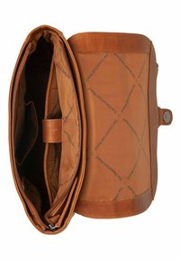 Bolso de mano de cuero marrón con un diseño acolchado, compartimentos con cremallera y forro interior con la marca y una textura suave.