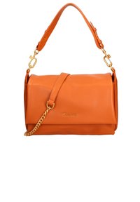 Sac à épaule en cuir orange avec un design à rabat, accessoire en chaîne dorée et bandoulière ajustable. Présente un détail de logo subtil.